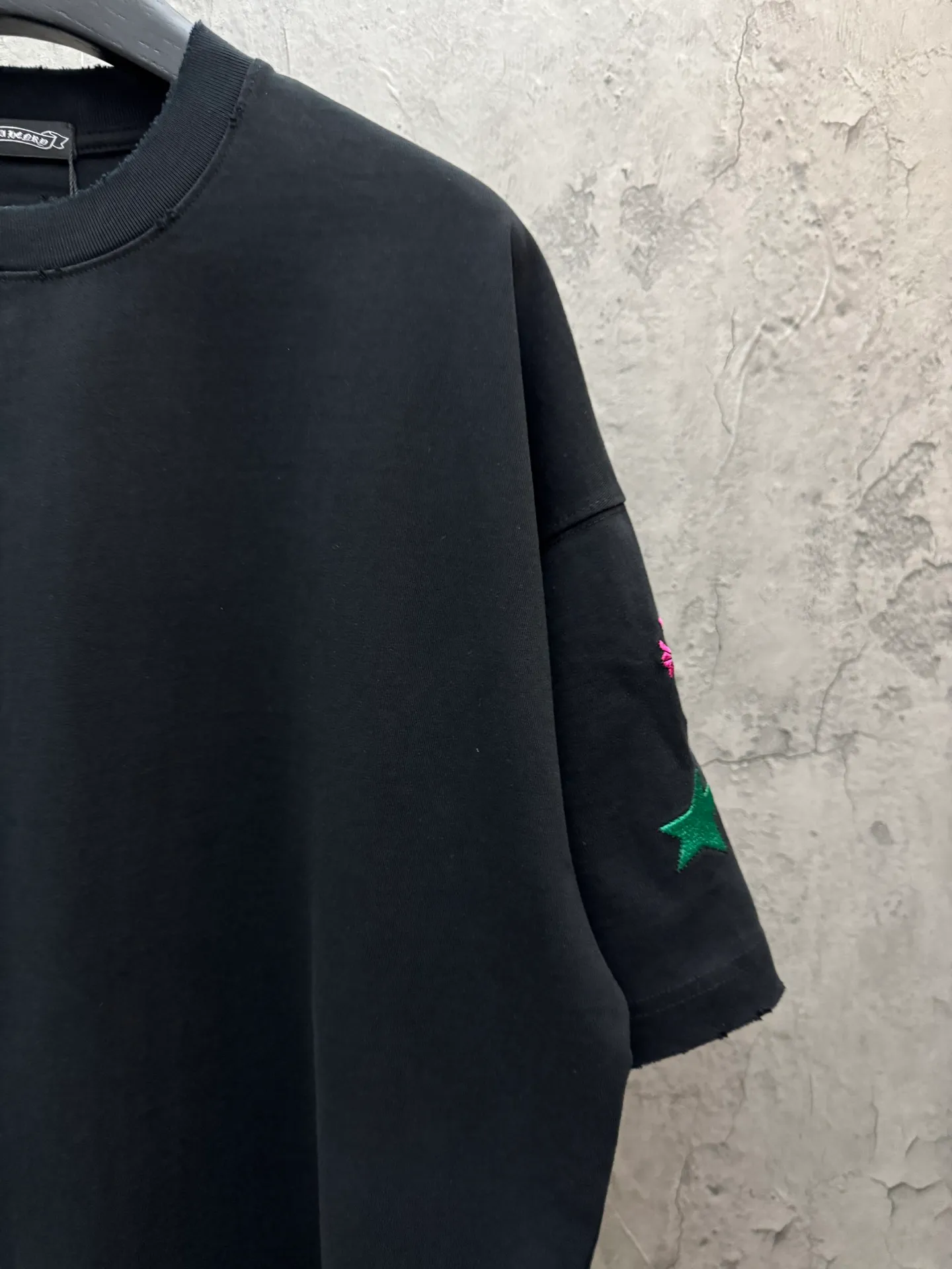 P240 top version, real shot without P, ​​different from market currency) 𝗖𝗵𝗿𝗼𝗺𝗲 𝗛𝗲𝗮𝗿𝘁𝘀/Cro Heart 2026 Spring New Original Single Counter American Color Thread Embroidery Couple Short Sleeves 👑The highest version! Customized fabric 320 grams, best-selling model at the counter, very comfortable to wear. Accessories: original molded and authenticated collar label ➕ 100% silk wash water label. Genuine purchase-grade original hangtag➕matching hanging rope➕3D hanging beads➕original packaging bag. Craftsmanship: The original version has consistent wiring! The highest version of the armhole matching technique! Color: White Black Size: S M L XL Style No.: 5211